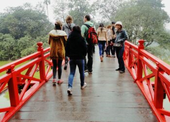 Khi em đã biết yêu một người là thế nào, thì anh đã biến mất giữa biển người mênh mông