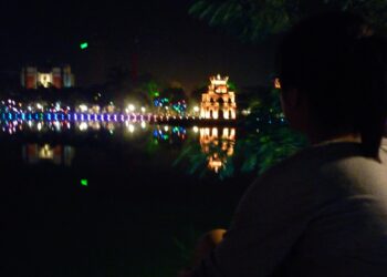 Sau tất cả, em vẫn ngu ngốc và điên cuồng yêu